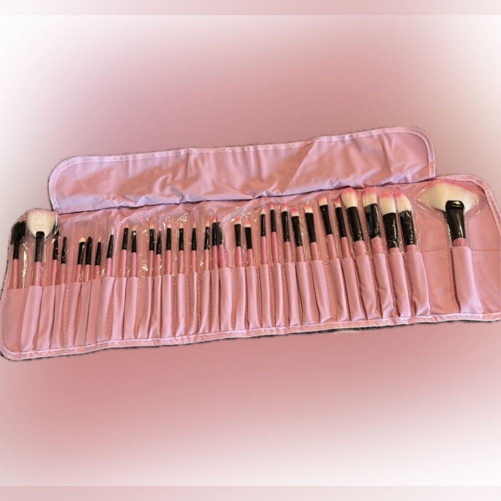 32 Piece Professional Makeup Brush Set with Storage Case Pouch (NWT)